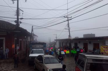 Tianguistas bloquean calles del centro de Cuetzalan