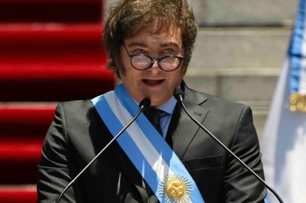 Milei asume la presidencia de Argentina; anuncia un ajuste doloroso