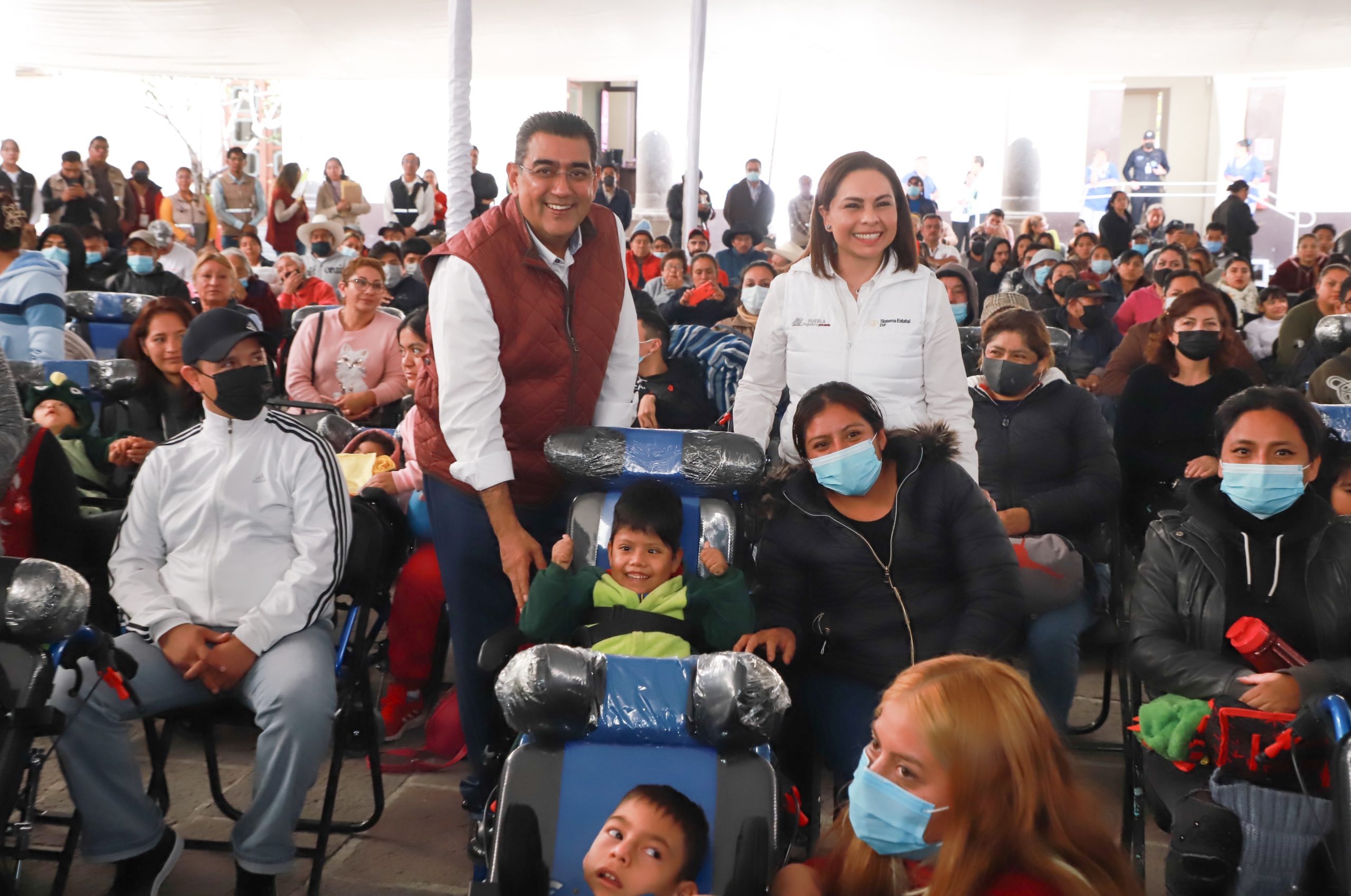 Entrega Sergio Salomón y Gaby Bonilla 204 aparatos ortopédicos en beneficio de cuatro municipios