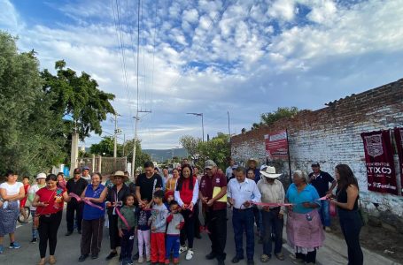 Con la instalación de luminarias en colonias de Atlixco, Ariadna Ayala refuerza la seguridad.