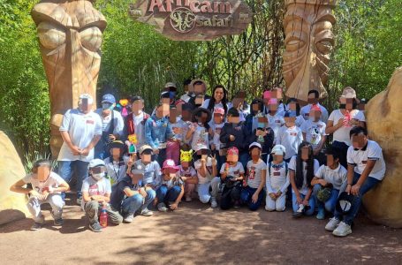 Ariadna Ayala promueve el respeto y amor por los animalitos y lleva a niñas y niños de Atlixco a conocer a la jirafa, “Benito “.