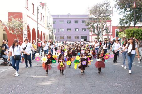 Música, color y alegría durante el desfile de primavera en el valle de Atlixco de las Flores.