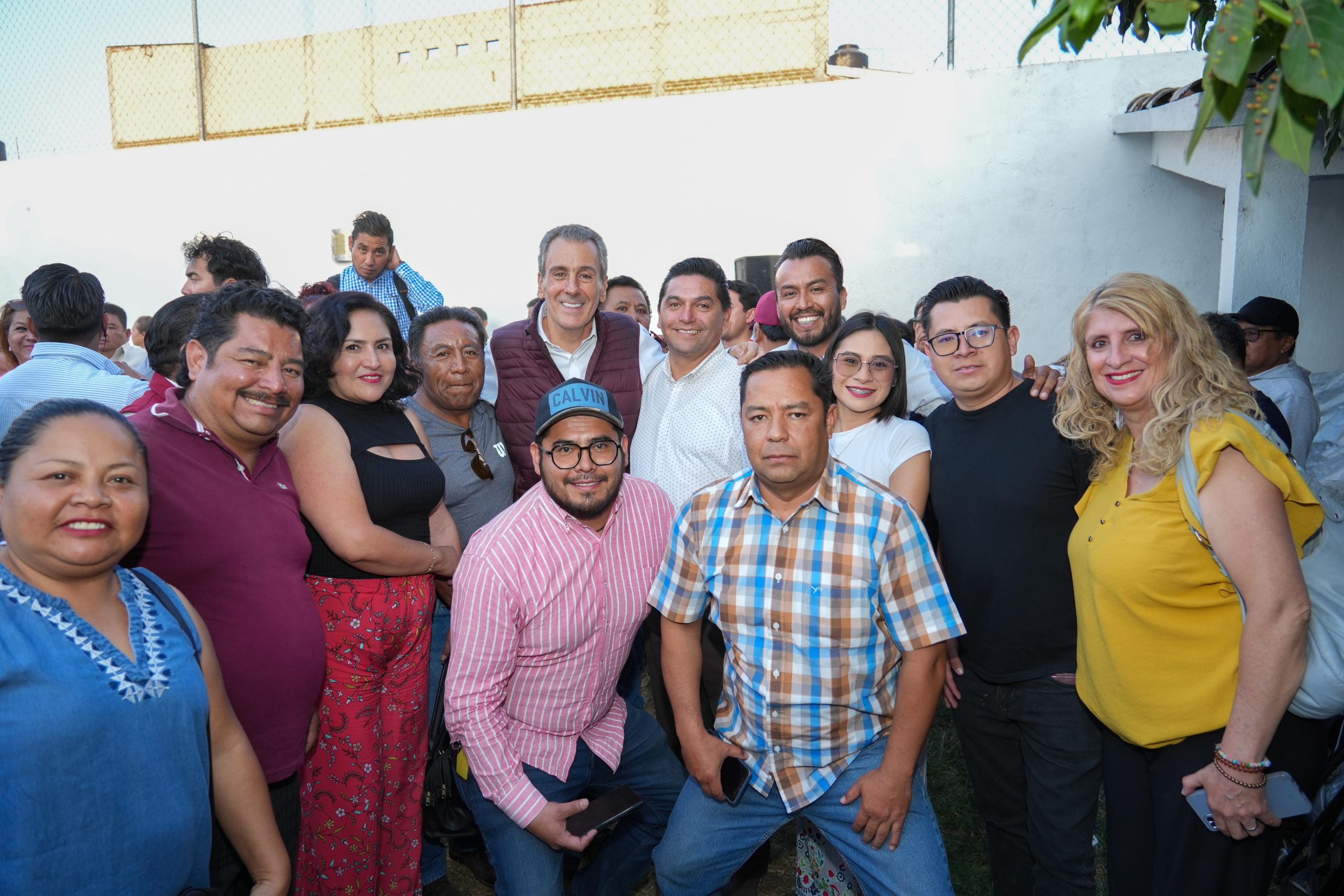 Convive Pepe Chedraui con habitantes de colonias del norte de la capital poblana