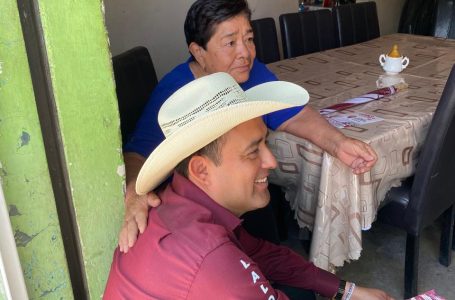 Lalo Castillo recorre las calles de Santa María Xuchapa; recibe el respaldo de la población que lo reconoce como un hombre de trabajo y perseverante