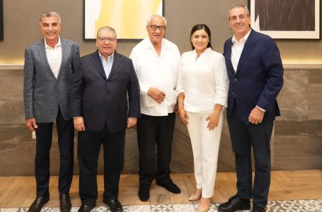 Pepe Chedraui intercambia ideas con expresidentes municipales de la capital de Puebla