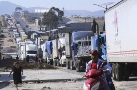 Continúa por cuarto día consecutivo bloqueo en autopista Arco Norte; manifestantes amagan con derrumbar puente