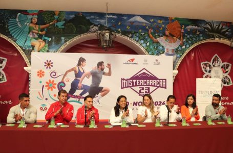 Corre al lado de catrinas gigantes en la carrera Mister Tennis en Atlixco