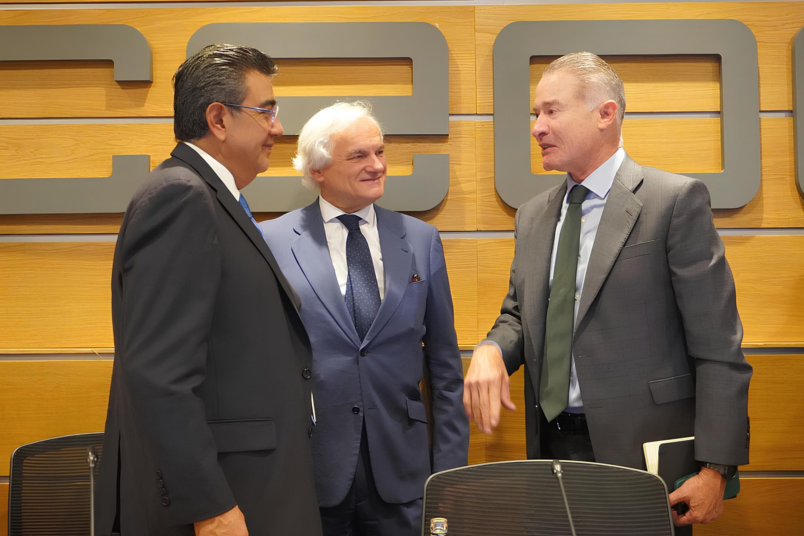 En España, gobierno estatal fortalece cooperación con empresas para consolidar economía poblana