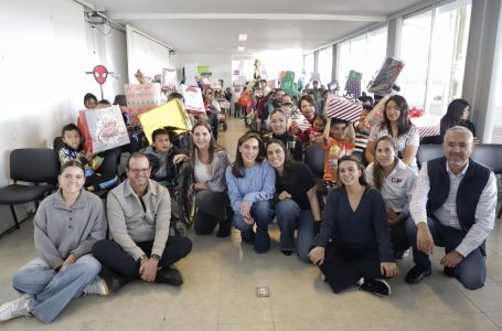 Regala Marielise Budib sueños e ilusiones con entrega de juguetes a niños y niñas del CMERI