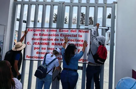 Alumnas del BINE se manifiestan y piden destitución de la directora en la Ciudad de Puebla