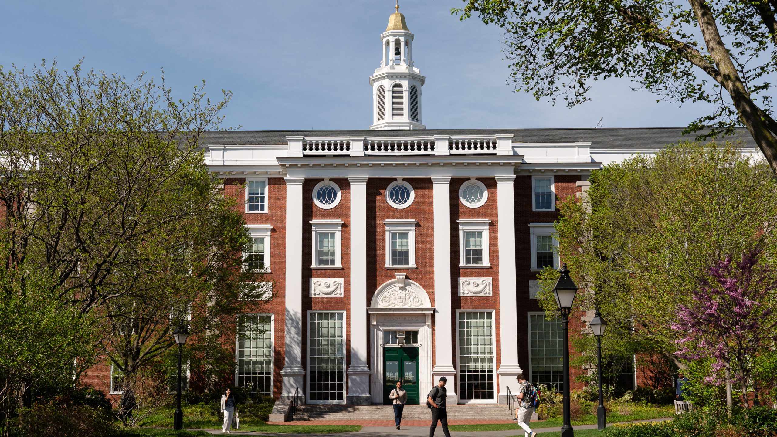 Jueza frena intento de Trump de bloquear a estudiantes internacionales en Harvard