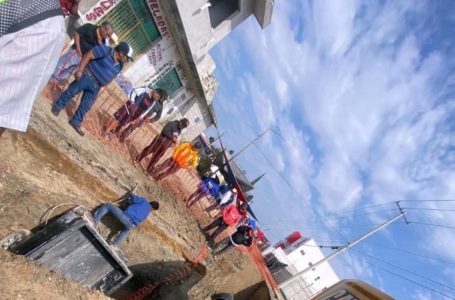 Camioneta cae en fosa por obras de drenaje en el mercado de San Ramón