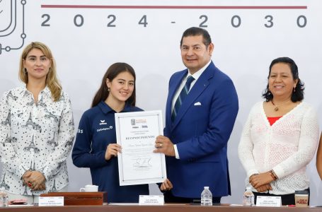 Alejandro Armenta reconoce a nadadora poblana por su participación internacional