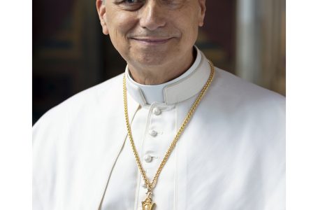 El Vaticano difunde la foto oficial del papa León XIV, con símbolo de su fe agustiniana