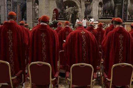 Inicia el Cónclave: Cardenales juran guardar secreto ante el juicio final de Miguel Ángel