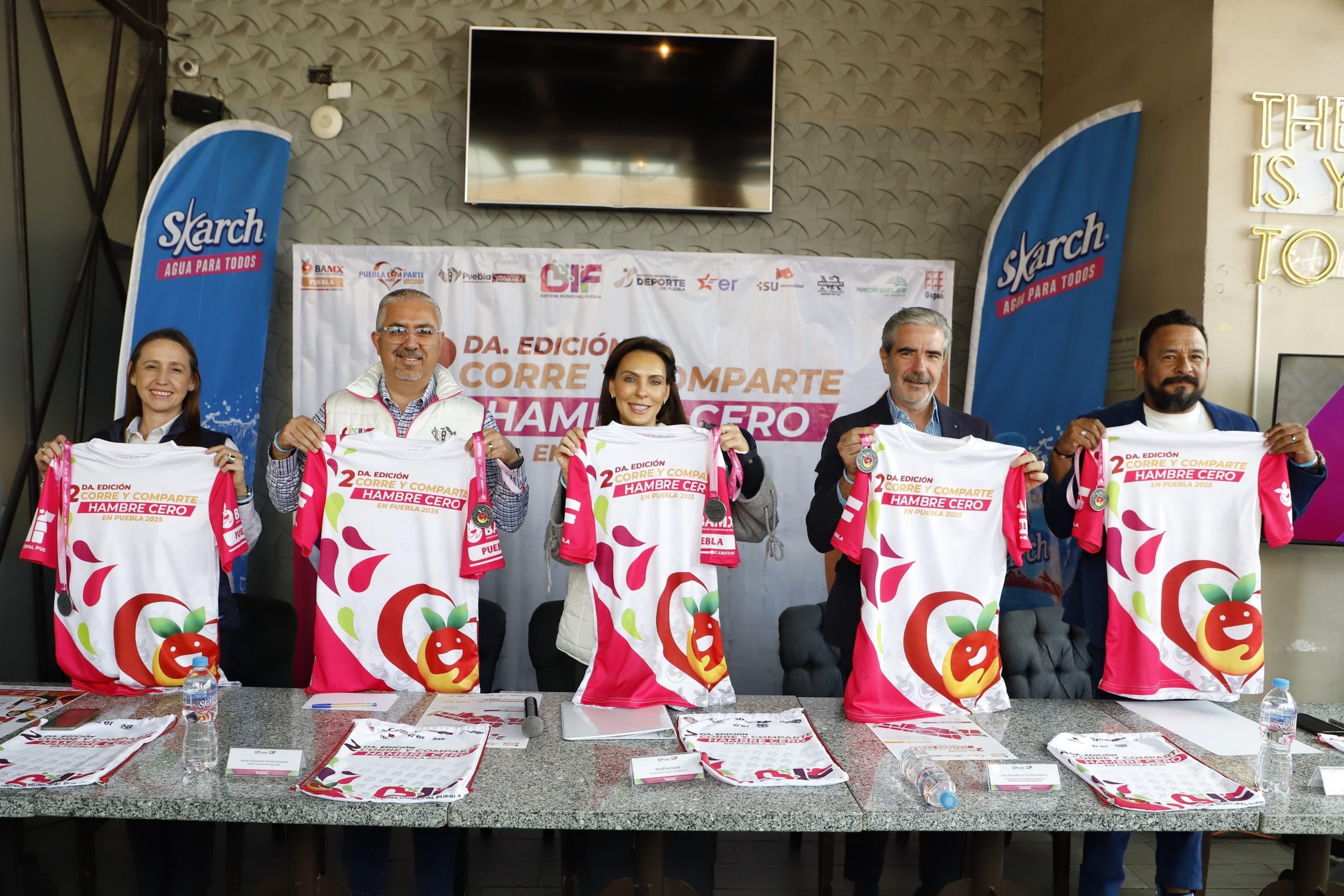 MariElise Budib presenta playera y medalla de la segunda edición de la carrera “Corre y Comparte: Hambre Cero 2025”