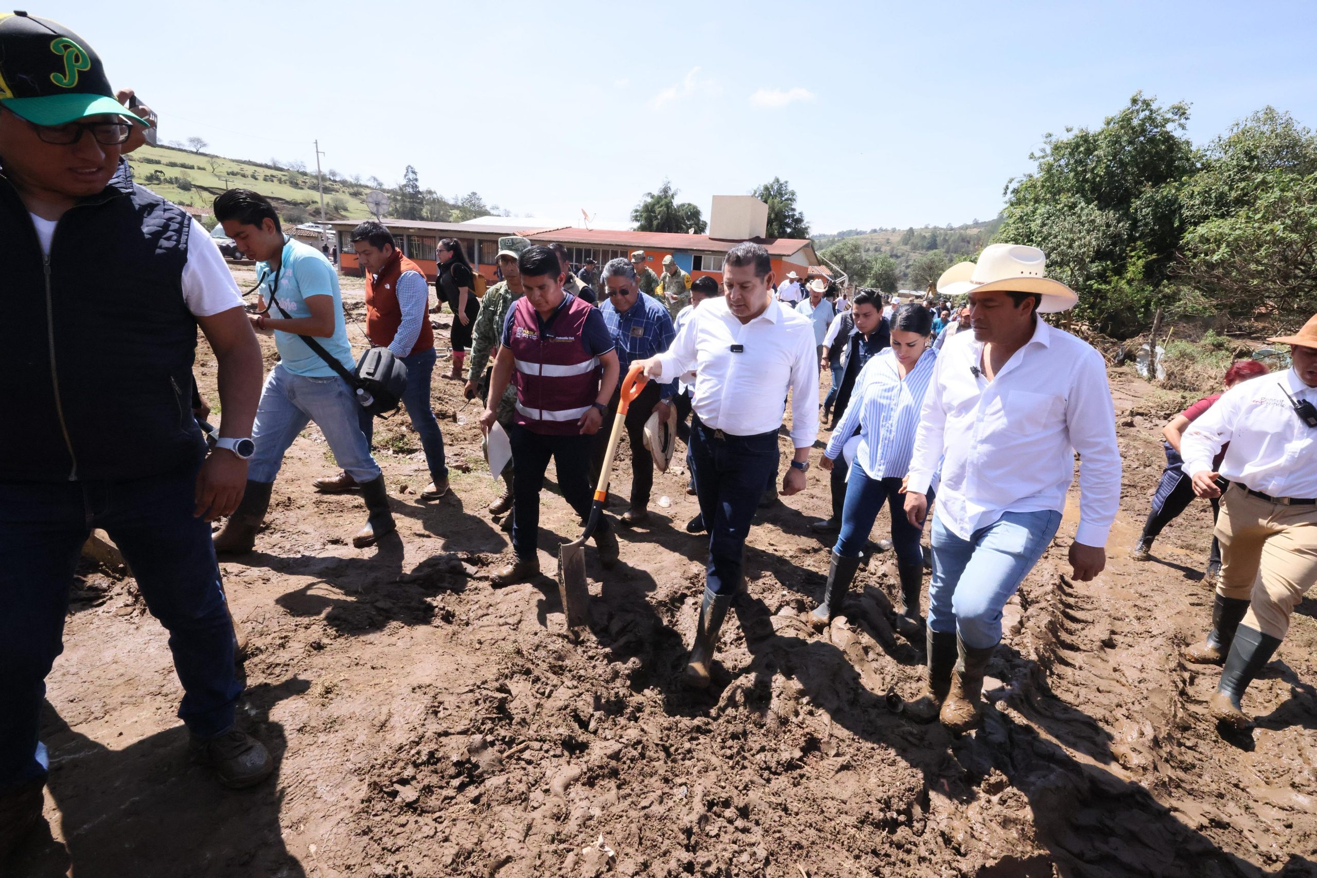 Gobernador Armenta y fuerzas de seguridad nacional, estatal y municipal atienden personalmente y compromete reposición de 70 viviendas afectadas por tromba