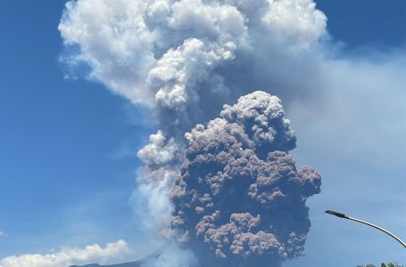 El Etna vuelve a rugir: poderosa erupción sacude Sicilia.