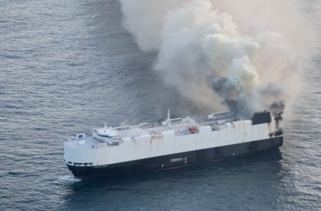 Incendio descontrolado deja al Morning Midas a la deriva en el Pacífico
