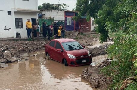 Un auto es arrastrado por la corriente en San Pedro Cholula