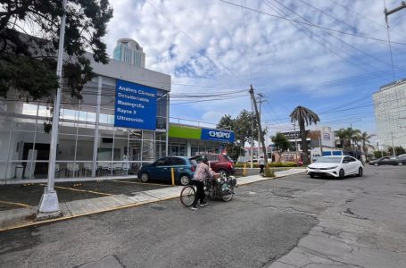 Roban un laboratorio clínico en la avenida Juárez de la ciudad de Puebla