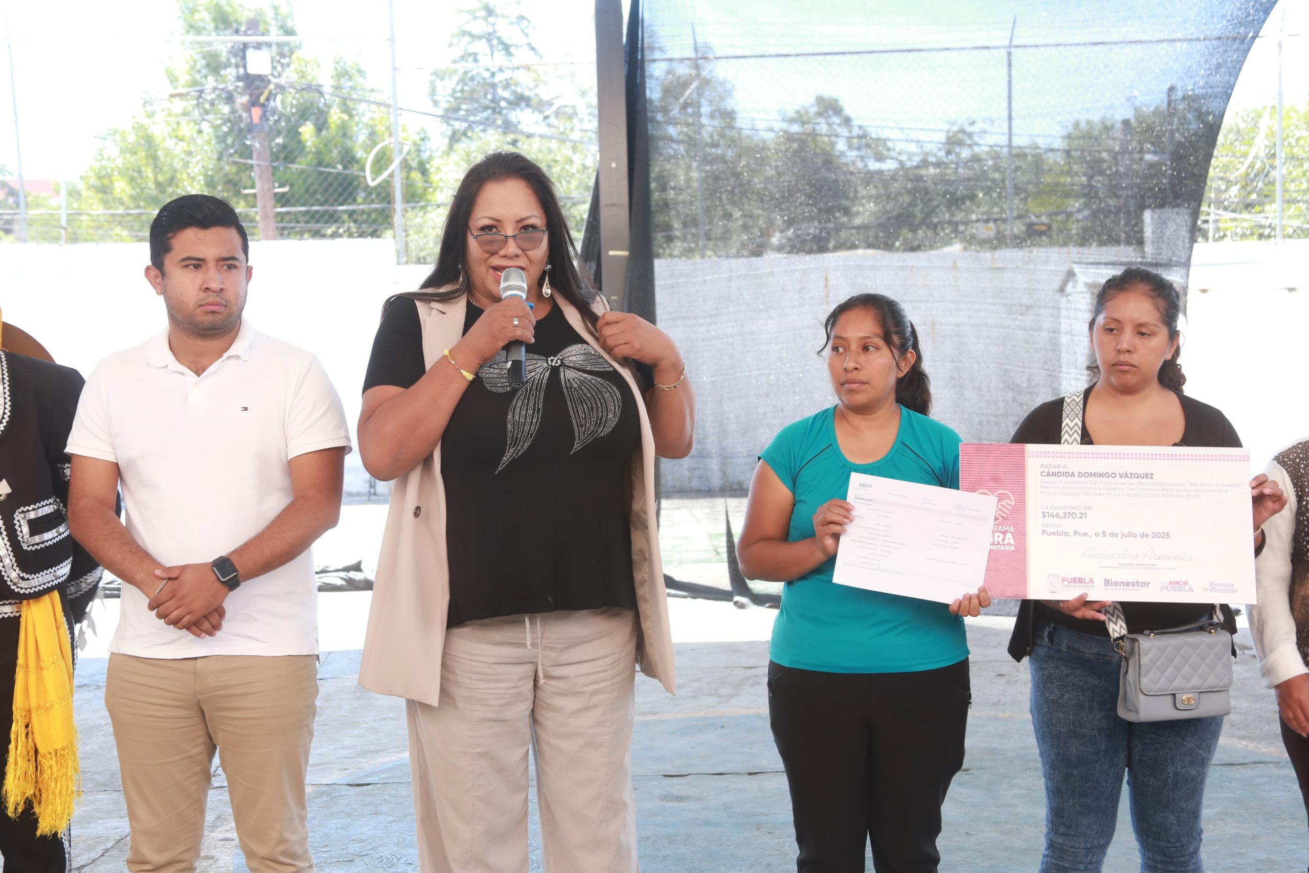 Entrega Gabriela Chumacero apoyos del Programa de Obra Comunitaria