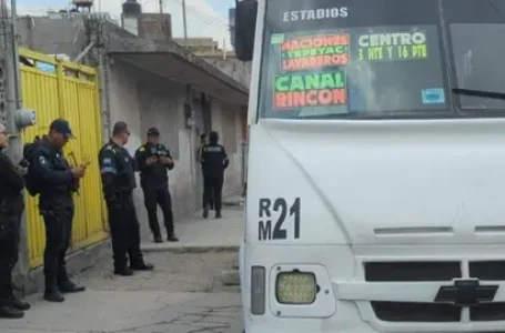 Balean a pasajero en asalto a transporte público en Puebla