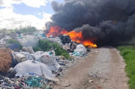 Incendio deja al descubierto a basurero clandestino en San Pedro Cholula