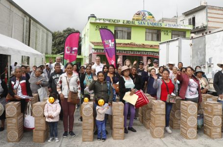 Entrega Pepe Chedraui apoyos alimentarios en Azumiatla