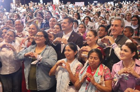 Rinde protesta Laura Artemisa García como Tejedora de la Patria