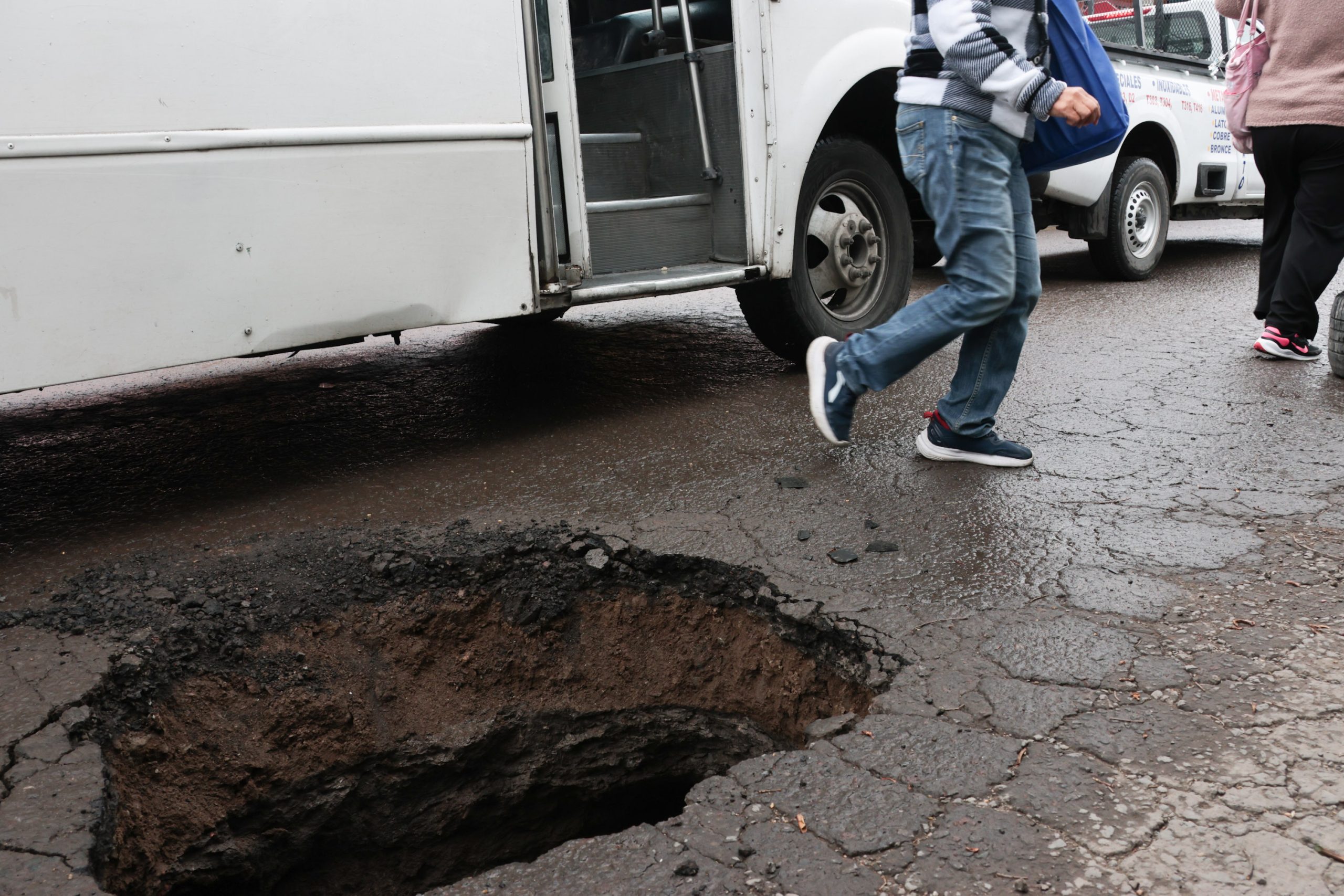 Se forma socavón sobre Diagonal Defensores de la República