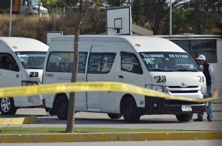 Carteristas golpean a usuario de transporte público por denunciarlos en Puebla