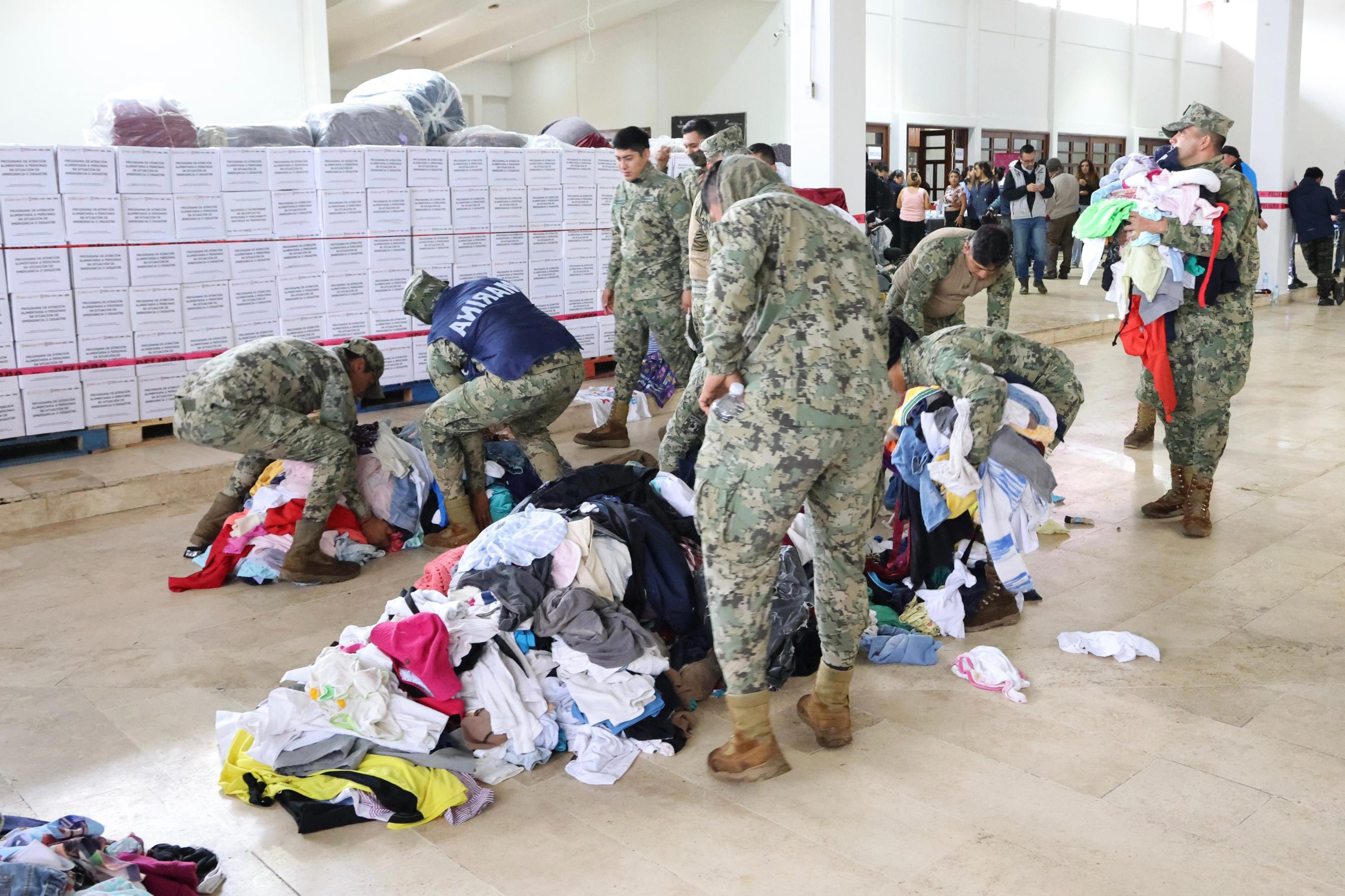 Fuerzas armadas, con sensibilidad y prontitud, atienden a la población afectada en la Sierra Norte