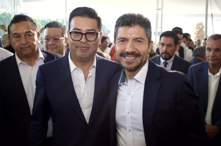 Azul salpicado de naranja