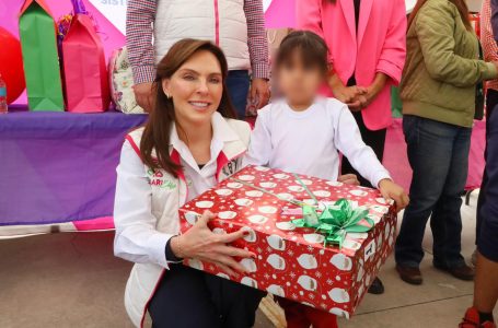 Encabeza MariElise Budib entrega de juguetes a usuarias y usuarios del CMERI