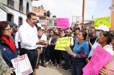 Gobernador Armenta se reúne con damnificados de la región de Tlacuilotepec