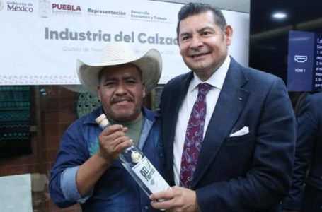 Mezcal poblano gana máxima puntuación mundial en Spirits Selection 2025
