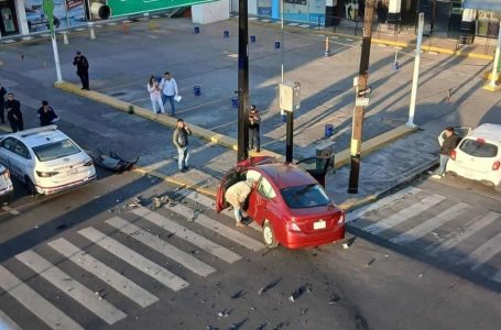 Patrulla de la SSC impacta un auto sobre el bulevar Norte de Puebla