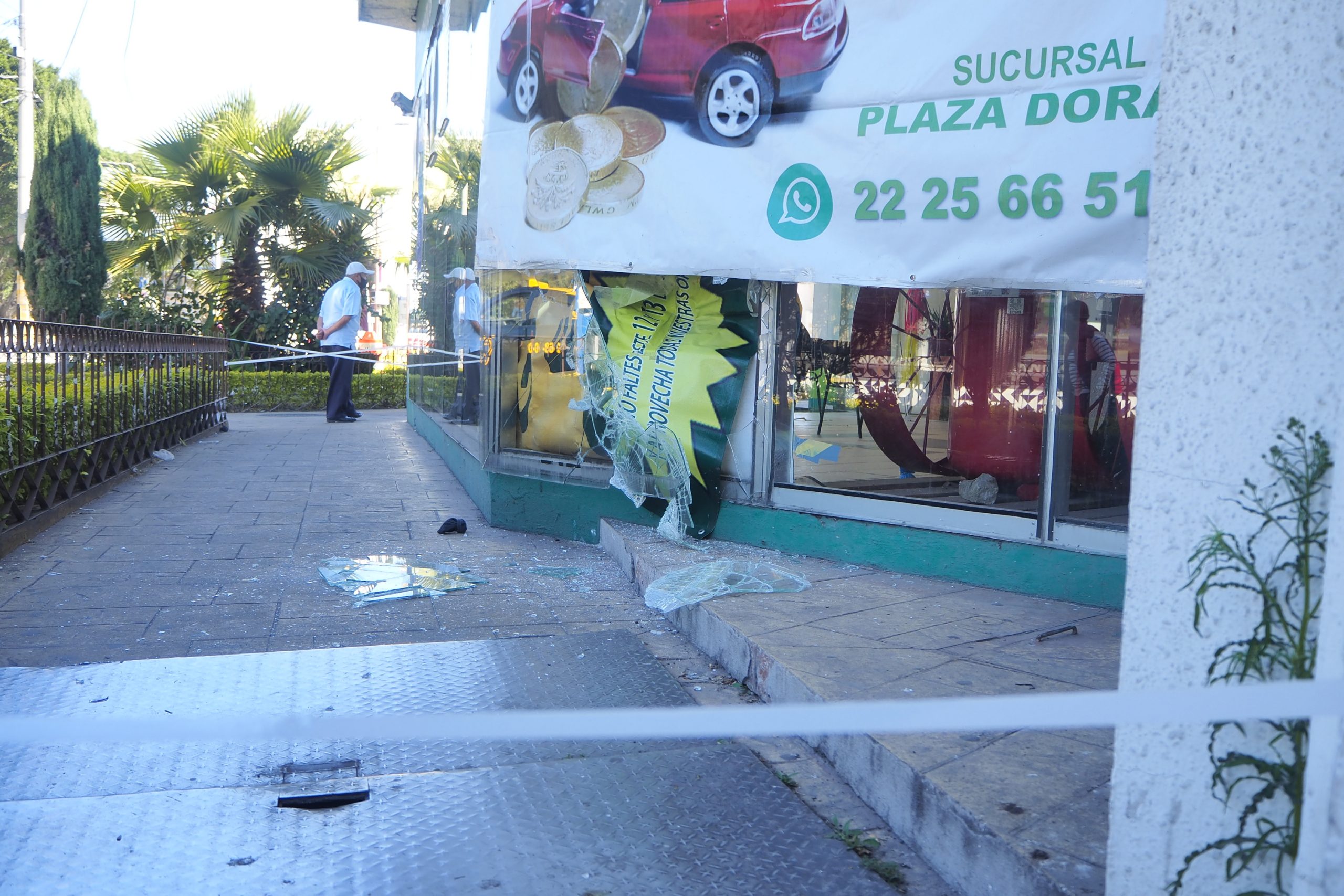 Cristalazo a casa de empeño Fundación Dondé en Plaza Dorada