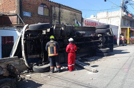 Conductor de pipa de agua pierde el control e impacta una casa