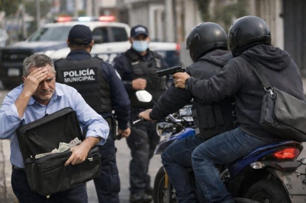 Despojan de medio millón de pesos a cuentahabiente en Plaza San Diego