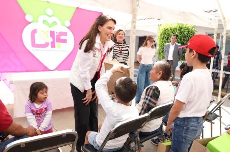 MariElise Budib entrega regalos a usuarias y usuarios del CMERI