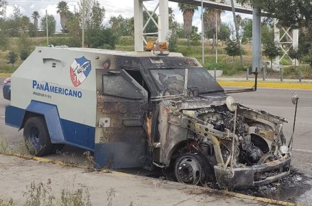 Furgoneta incendiada en bulevar Municipio Libre y Vía Atlixcáyotl