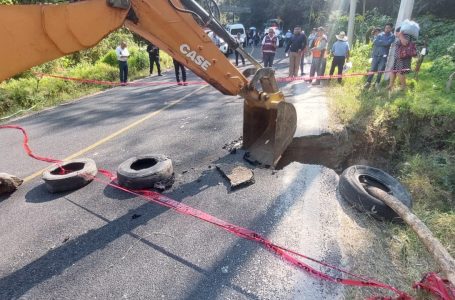 Atiende Gobierno Estatal falla en carretera Acuaco – Huehuetla