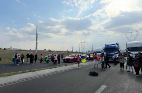 Bloqueo resuelve momentáneamente carencia de agua en Coronango