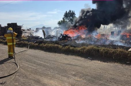 Incendio de recicladora en Coronango