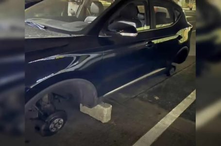 Dejan sin llantas a vehículo en estacionamiento de Plaza Crystal en Puebla