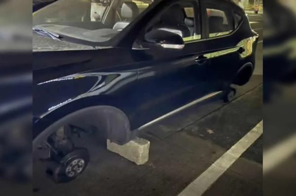 Dejan sin llantas a vehículo en estacionamiento de Plaza Crystal en Puebla