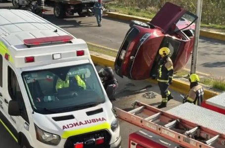 Tras presunta persecución, conductor vuelca su vehículo sobre la Vía Atlixcáyotl