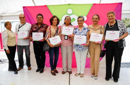 Gradúa DIF Puebla Capital a 44 personas adultas mayores del Taller de Computación